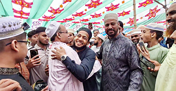 শিকড়ের টানে বগুড়ায় মুশফিক: রিকশায় চড়ে ছেলে ও বাবার সঙ্গে ঈদগাহে