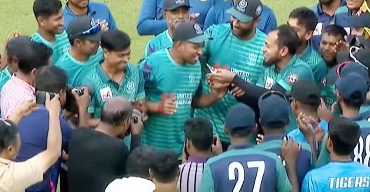 রোজা মুখেই কেক কাটলেন মুশফিক, খাওয়ালেন রনি তালুকদারকে