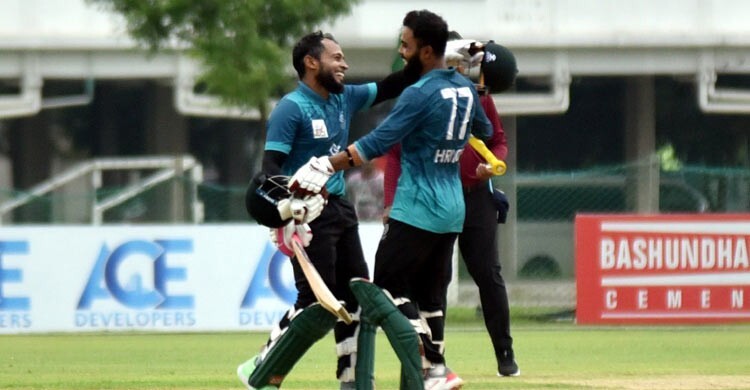 আকাশ ভেঙে বৃষ্টি-বজ্রপাত, ব্যাটে বিদ্যুতের ঝলকানি মুশফিক-হৃদয়ের