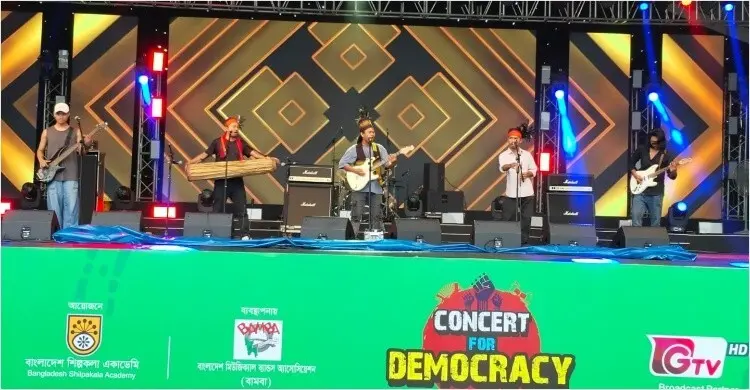 বৃষ্টিতে ভিজেই চলছে ‘কনসার্ট ফর ডেমোক্রেসি’