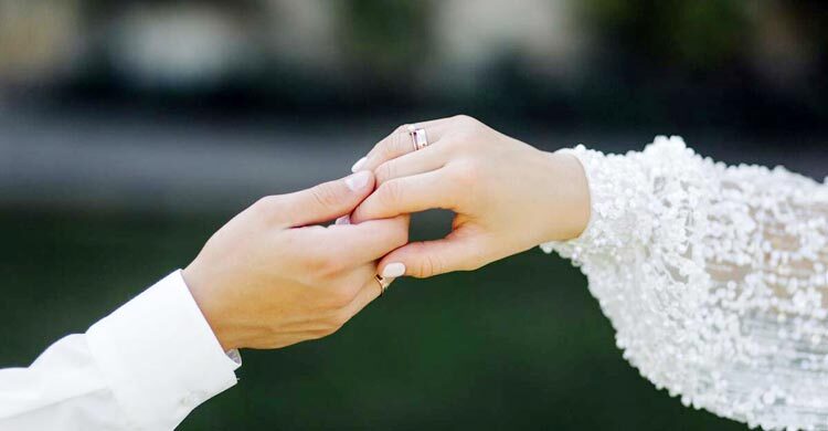 স্বামীর আত্মীয়দের হাদিয়া মোহর গণ্য করা যাবে কি?