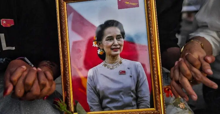 ৪ বছর পর প্রকাশ্যে অং সান সু চি, হাসিমুখের ছবি ঘিরে নতুন আলোচনা