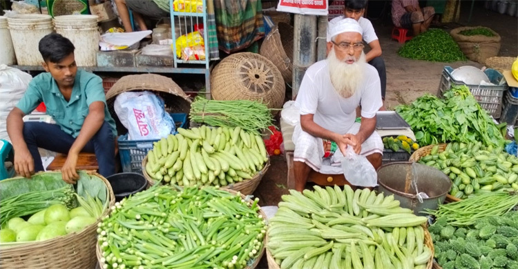 ময়মনসিংহে সবজির দামে হাত পুড়ছে ক্রেতাদের