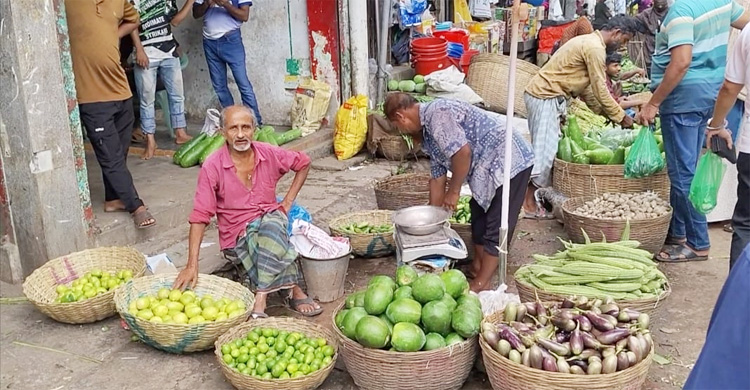 ময়মনসিংহে সবজির দামে হাত পুড়ছে ক্রেতাদের