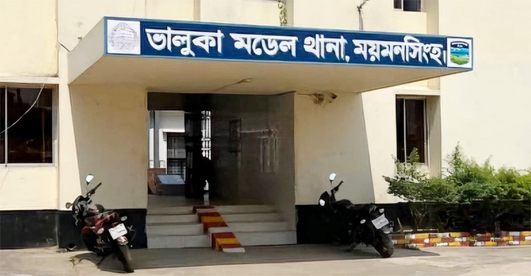 চলন্ত পিকআপ থামিয়ে ৩ গরুসহ গাড়িটিই ছিনতাই