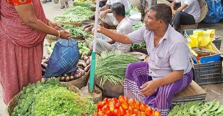 ময়মনসিংহে সবজির দামে হাত পুড়ছে ক্রেতাদের