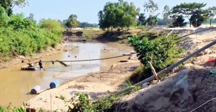 অবৈধভাবে বালু উত্তোলনে ঝুঁকিতে আন্তর্জাতিক সীমানা