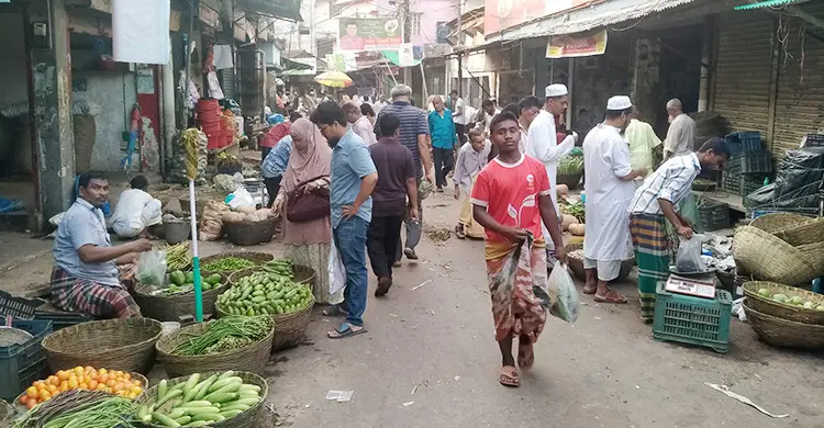ময়মনসিংহে সবজিতে স্বস্তি, মুরগির দামে ক্ষুব্ধ ক্রেতারা