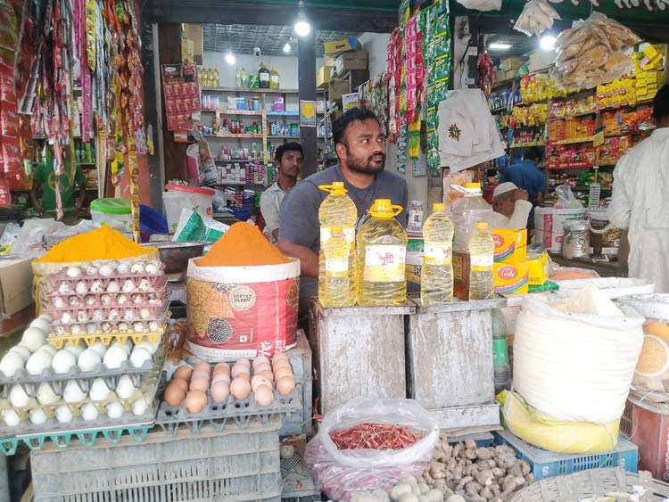 &lsquo;কোম্পানি লাভ কম দিচ্ছে, তাই বাড়তি দামে বিক্রি করে পুষিয়ে নিচ্ছি&rsquo;