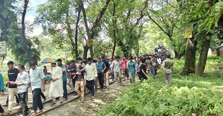 ট্রেন আটকে শিক্ষার্থীদের বিক্ষোভ, ঢাকা-ময়মনসিংহ রেল যোগাযোগ বন্ধ