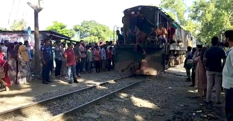 আগামী মঙ্গলবার কৃষি উপদেষ্টার সঙ্গে শিক্ষার্থীদের বৈঠকের আশ্বাসে চার ঘণ্টা পর রেলপথ অবরোধ তুলে নিয়েছেন বাংলাদেশ কৃষি