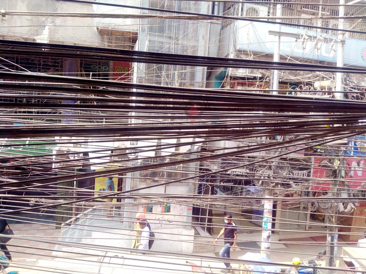 বৈদ্যুতিক খুঁটিতে তারের জঞ্জাল, বাড়ছে দুর্ঘটনার শঙ্কা