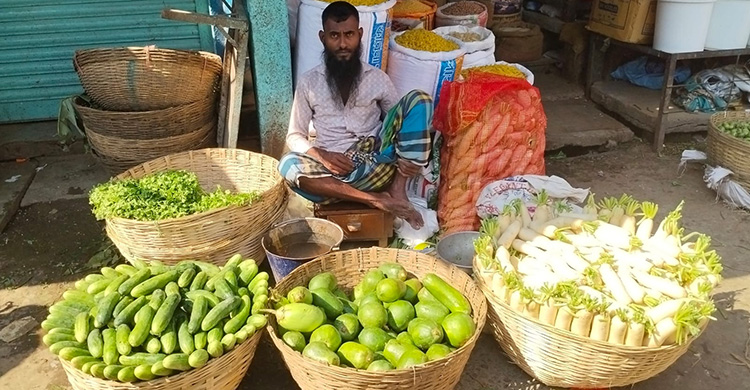 ময়মনসিংহে সবজিতে স্বস্তি, মুরগির দামে ক্ষুব্ধ ক্রেতারা