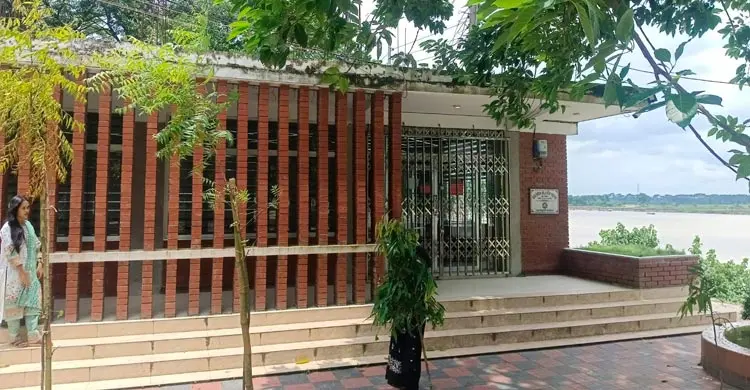 সংস্কারের অজুহাতে এক মাস বন্ধ এম এ মতিন পাঠাগার