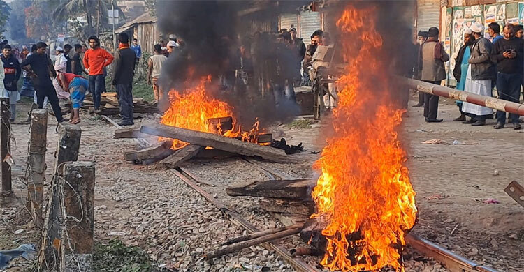 রেললাইনে আগুন দিয়ে ৫ ঘণ্টা অবরোধ বিএনপি নেতাকর্মীদের, চরম দুর্ভোগ
