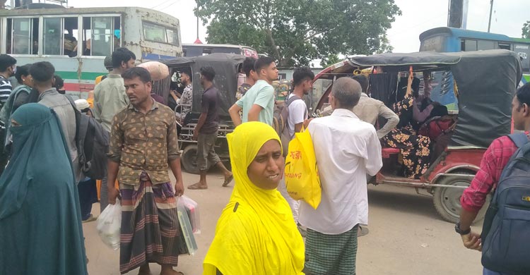 রাত পোহালেই পবিত্র ঈদুল আজহা। তাই পরিবারের সঙ্গে ঈদ উদযাপন করতে কর্মস্থল থেকে গণপরিবহনে বাড়ি ফিরছে মানুষ