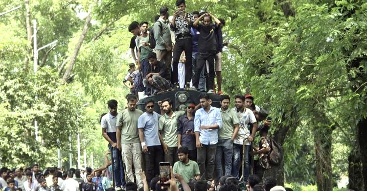 ট্রেন আটকে শিক্ষার্থীদের বিক্ষোভ, ঢাকা-ময়মনসিংহ রেল যোগাযোগ বন্ধ
