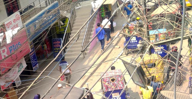 বৈদ্যুতিক খুঁটিতে তারের জঞ্জাল, বাড়ছে দুর্ঘটনার শঙ্কা