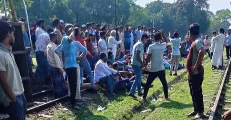 ত্রয়োদশ জাতীয় সংসদ নির্বাচনে বিএনপি ঘোষিত প্রার্থী তালিকায় ময়মনসিংহ-৩ (গৌরীপুর) আসনে তায়েবুর রহমান হিরণের নাম ঘোষণা না করায় তার কর্মী-সমর্থকরা রেলপথ অবরোধ করে বিক্ষোভ করেছেন