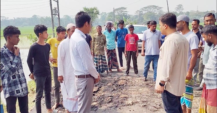 সড়কে হাত দিতেই উঠে আসছে কার্পেটিং, তোপের মুখে কাজ বন্ধ