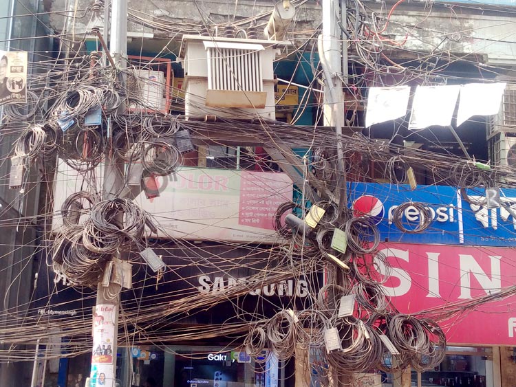 বৈদ্যুতিক খুঁটিতে তারের জঞ্জাল, বাড়ছে দুর্ঘটনার শঙ্কা