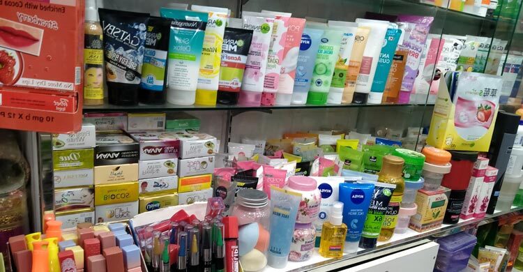 নকল প্রসাধনীর ভিড়ে কোনটা আসল বোঝা দায়