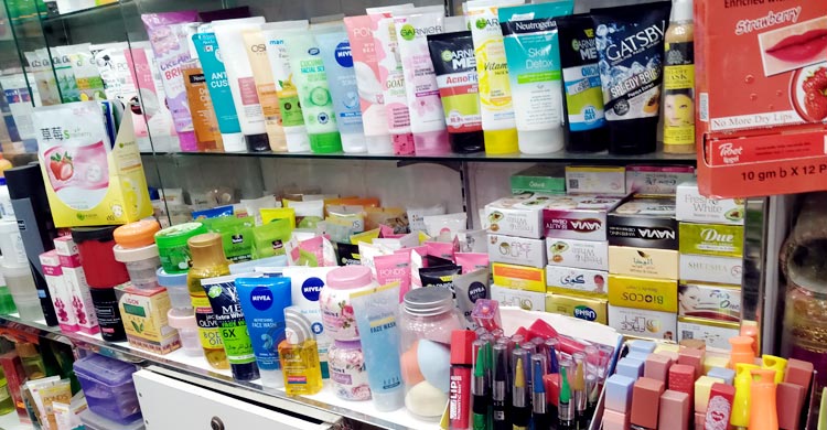 নকল প্রসাধনীর ভিড়ে কোনটা আসল বোঝা দায়