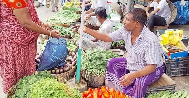 ময়মনসিংহে ১০ থেকে ২০ টাকা বেড়েছে মাছ-সবজির দাম