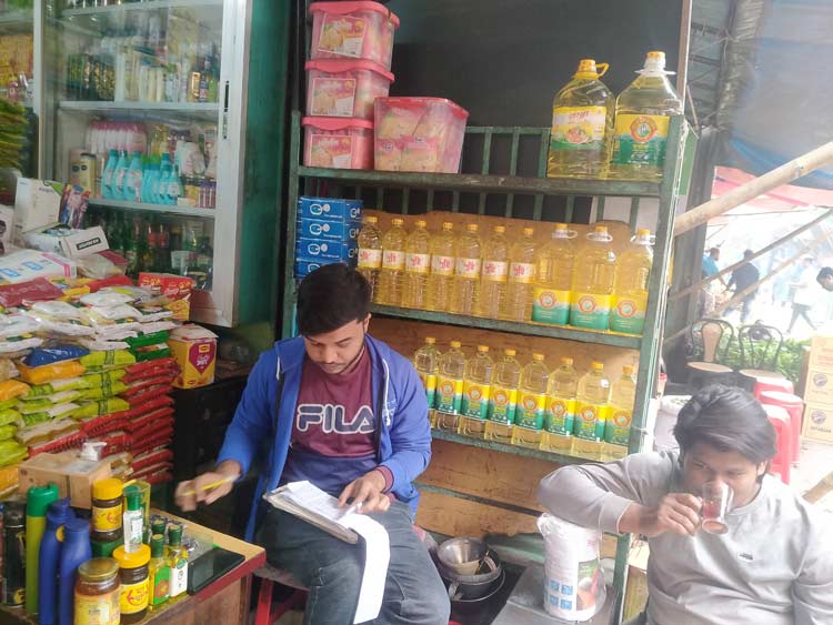 বাড়তি টাকা দিয়েও মিলছে না তেল