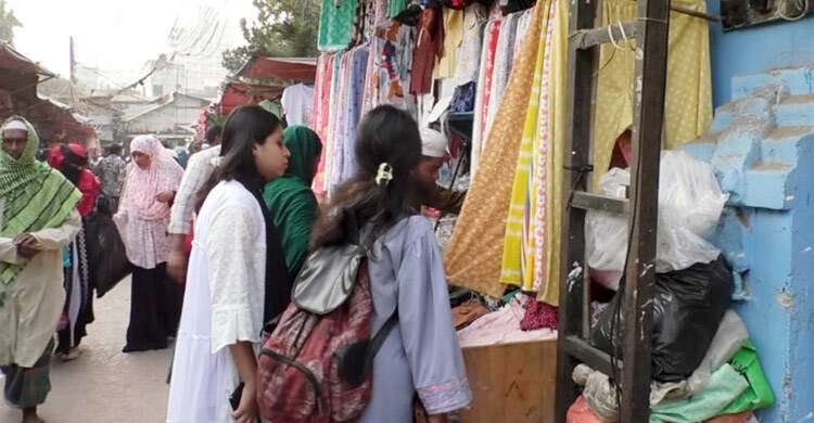 শপিংমলে দাম চড়া, মধ্যবিত্তের ভরসা এখন ফুটপাত