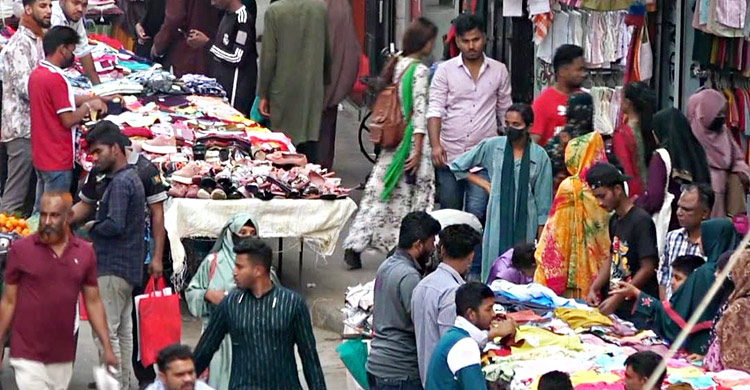 শপিংমলে দাম চড়া, মধ্যবিত্তের ভরসা এখন ফুটপাত