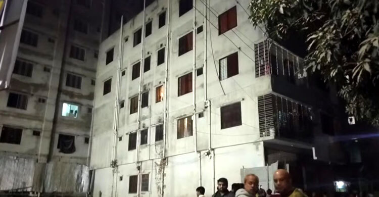 ময়মনসিংহে হেলে পড়েছে ৫ তলা ভবন, আতঙ্কে বাসিন্দারা