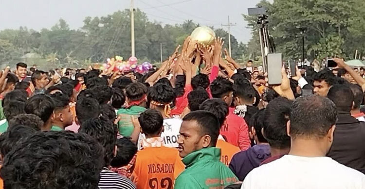 ফুলবাড়িয়ায় বসেছে ‘হুমগুটি’ খেলার ২৬৭তম আসর