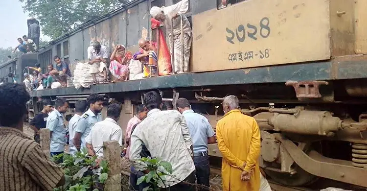 ইঞ্জিন বিকল হওয়ার আড়াই ঘণ্টা পর গন্তব্যে ছাড়লো ট্রেন