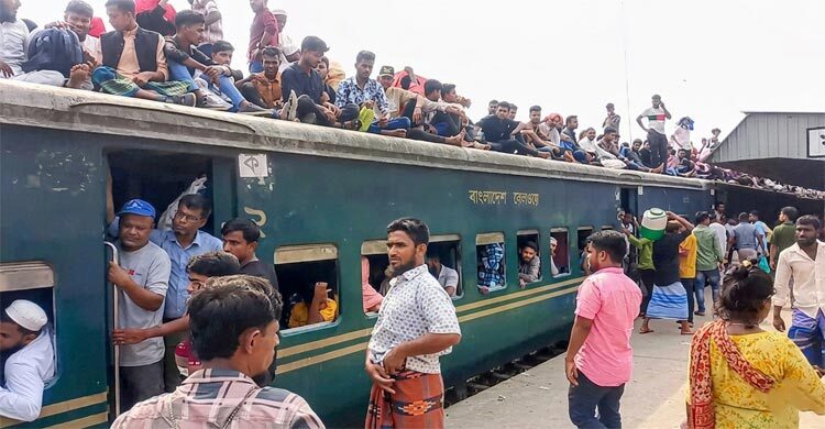 ফিরতি যাত্রায়ও ভরসা ট্রেনের ছাদ