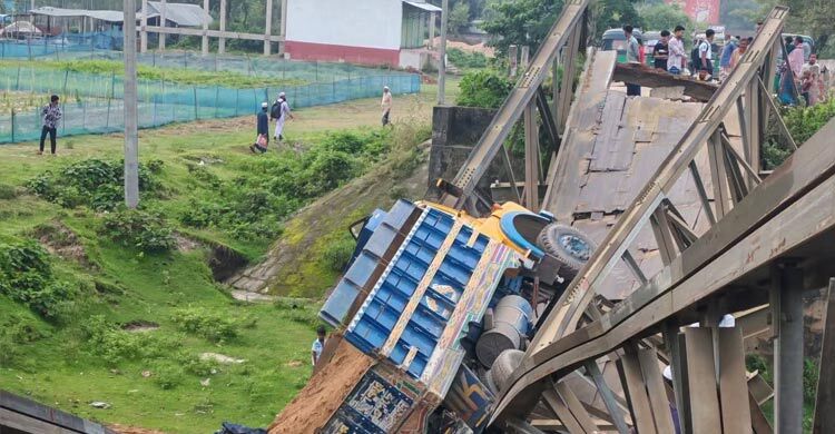 বেইলি ব্রিজ ভেঙে খাদে পড়লো বালুবাহী ট্রাক