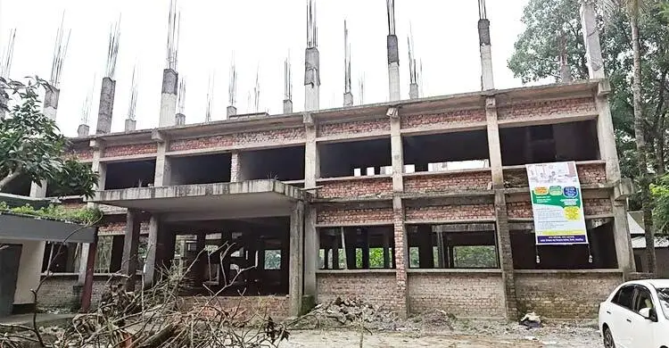 ৭ কোটির ভবনের ৩ কোটি টাকা তুলে উধাও ঠিকাদার