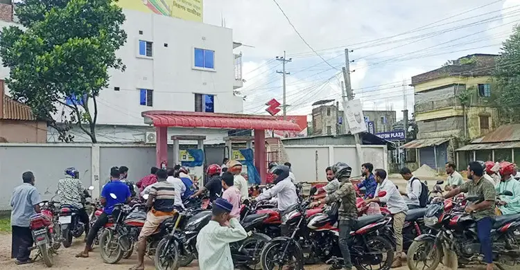 ময়মনসিংহে তেল সংকটের গুজবে মুহূর্তেই শেষ দুই পাম্পের তেল