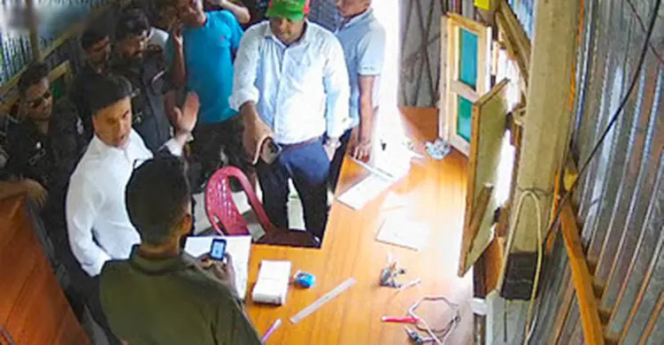 বালুর ঘাটে ইজারাদারের কর্মীকে ইউএনওর থাপ্পড়, লাঠিপেটার ভিডিও ভাইরাল