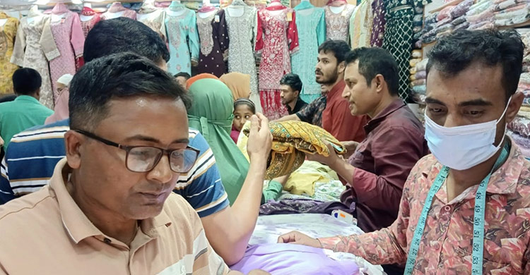 শপিংমলে দাম চড়া, মধ্যবিত্তের ভরসা এখন ফুটপাত