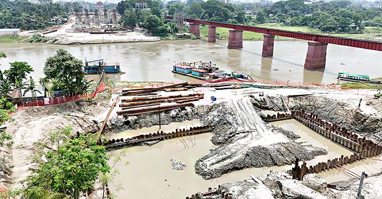 এগিয়ে চলেছে ব্রহ্মপুত্রের বুকে দেশের প্রথম স্টিল আর্চ সেতুর নির্মাণকাজ