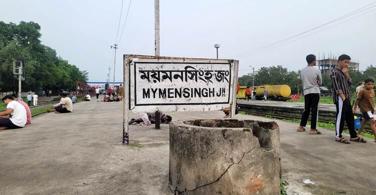 ময়মনসিংহে চলন্ত ট্রেনের ছাদ থেকে পড়ে যুবকের মৃত্যু