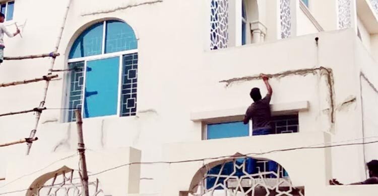 উদ্বোধনের আগেই ১৪ কোটি টাকার মডেল মসজিদে ফাটল