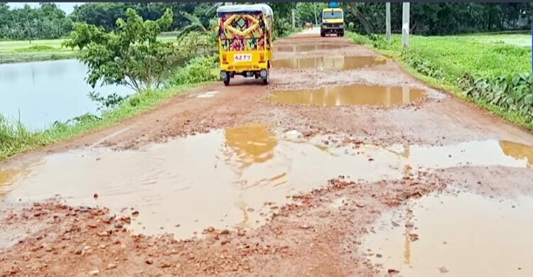 লাপাত্তা ঠিকাদার, এলাকাবাসীর পথের কাঁটা চার কিলোমিটার সড়ক
