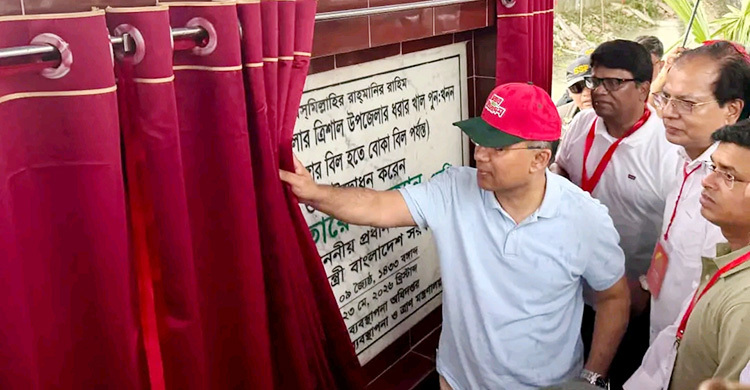 বাবার খনন করা ‘ধরার খাল’ ৪৭ বছর পর পুনঃখনন করলেন প্রধানমন্ত্রী