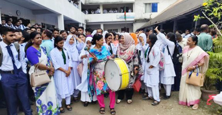 এইচএসসিতে ময়মনসিংহ বোর্ডে ছেলেদের চেয়ে এগিয়ে মেয়েরা