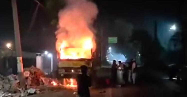 ময়মনসিংহে মধ্যরাতে কাভার্ডভ্যানে আগুন
