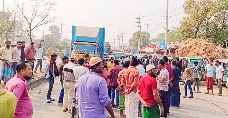 ময়মনসিংহে চাঁদা বন্ধের দাবিতে মহাসড়ক অবরোধ করে সিএনজি চালকদের বিক্ষোভ