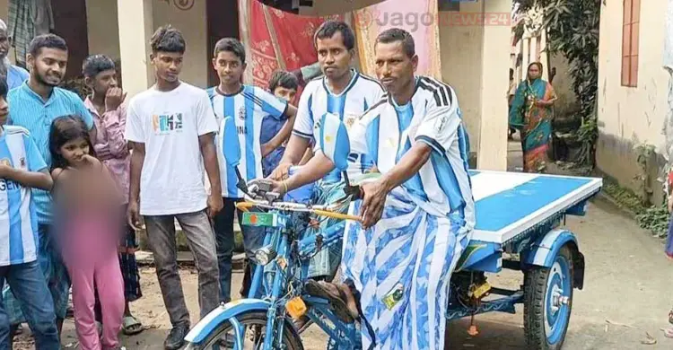 গ্রাম নয়, যেন এক টুকরো আর্জেন্টিনা সাজিয়েছেন ভ্যানচালক ‘মেসি সুমন’
