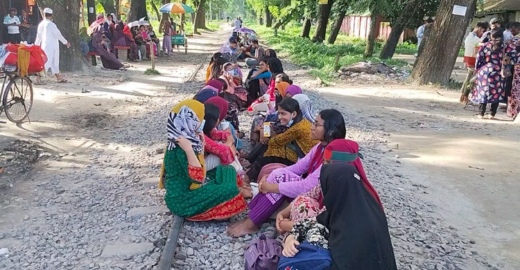 বাকৃবি শিক্ষার্থীদের রেলপথ অবরোধ, ঢাকা-ময়মনসিংহ ট্রেন চলাচল বন্ধ